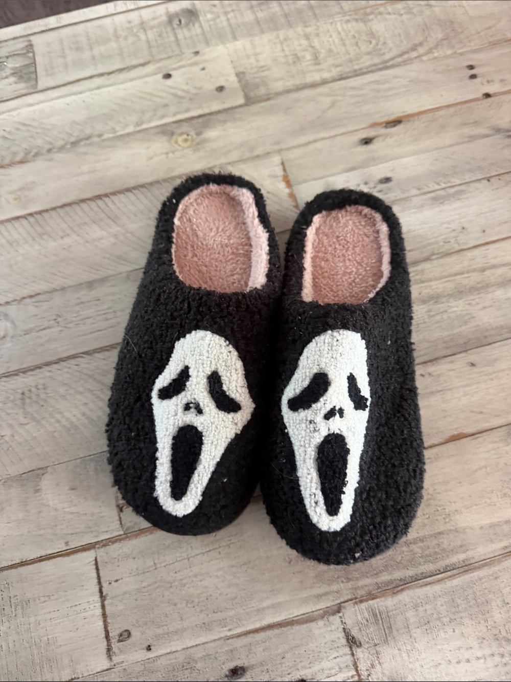 Woman's scream house slippers size 9